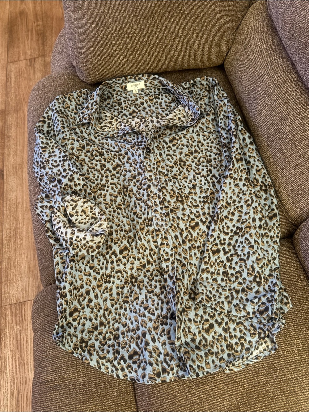 Umgee Light Blue Leopard Print Button-Up Blouse Sz small